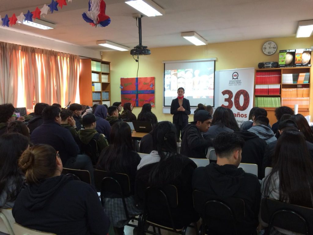 Charla Mujeres en la Historia: 30 años, 30 colegios de Chile