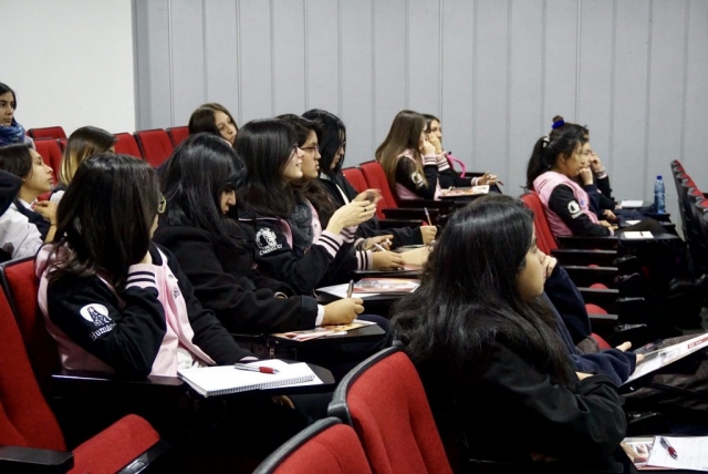 Colegio San Juan Bautista en visita Casona de Las Condes